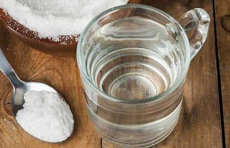 Uống nước muối vào buổi sáng có lợi ích gì?